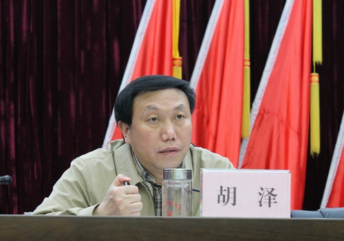 县委书记胡泽主持会议并作重要讲话.jpg